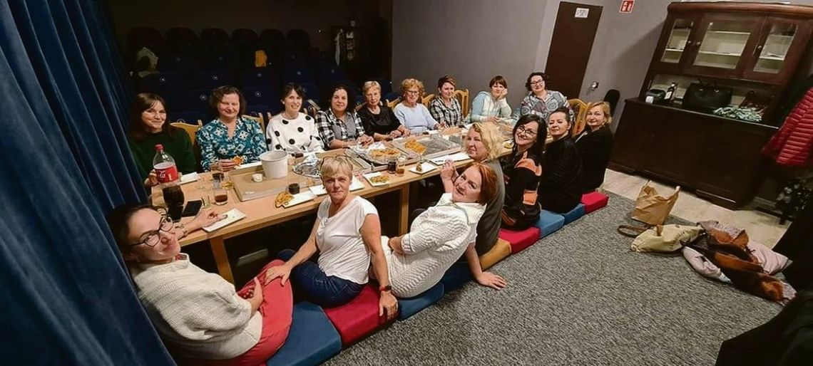 Pooglądały, pobiesiadowały