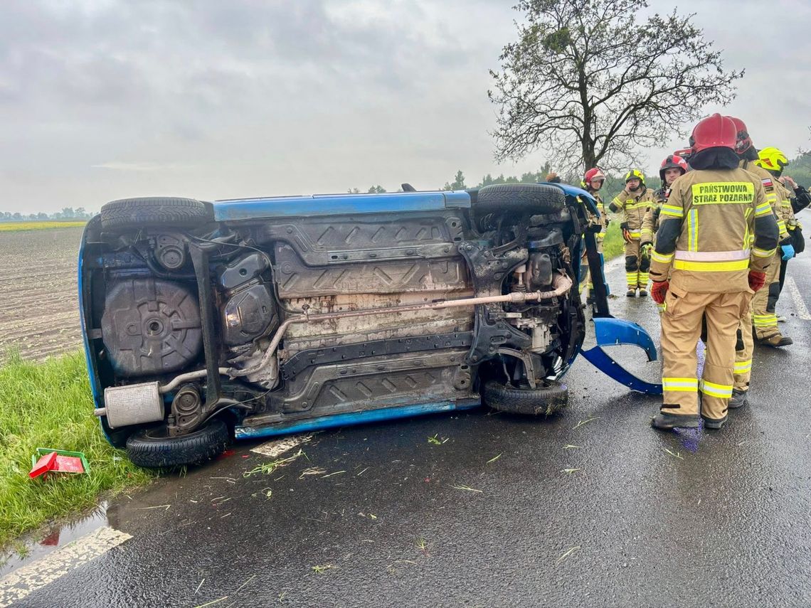 Poranny wypadek między Ligotą Małą a Ligotą Wielką. Auto przewróciło się na bok