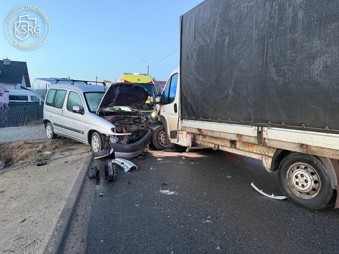 Poranny wypadek w Twardogórze. Jedna osoba poszkodowana – interweniowały straże pożarne i ZRM Poranny wypadek w Twardogórze. Jedna osoba poszkodowana – interweniowały straże pożarne i ZRM