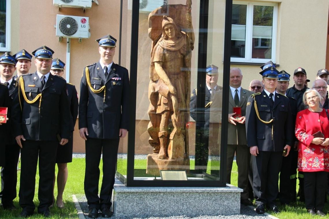 Poświęcili figurę świętego Floriana w Oleśnicy