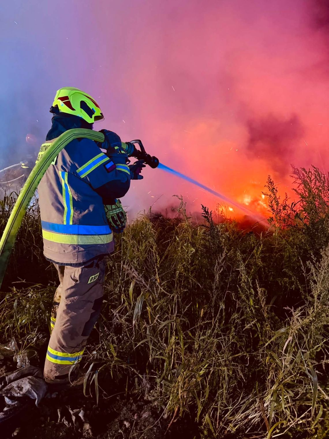 Pożar bel słomy w Brzezince. Interweniowały jednostki z Oleśnicy i okolic