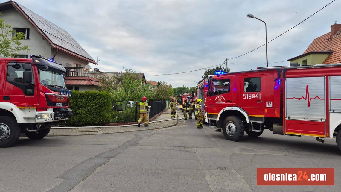 Pożar budynku mieszkalnego. Na miejsce ruszyły zastępy straży Pożar budynku mieszkalnego. Na miejsce ruszyły zastępy straży