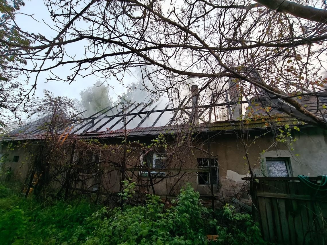 Pożar dachu w budynku jednorodzinnym