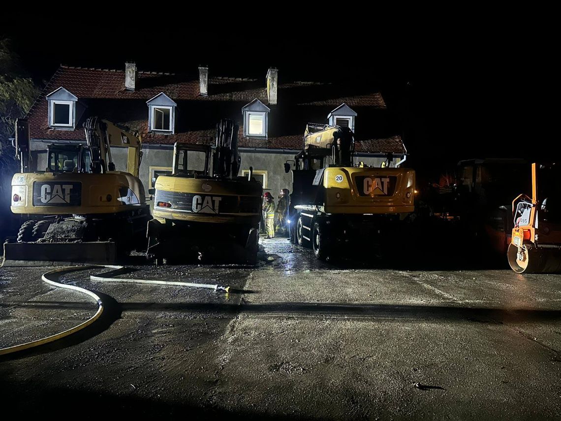 Pożar maszyn drogowych w Ostrowinie