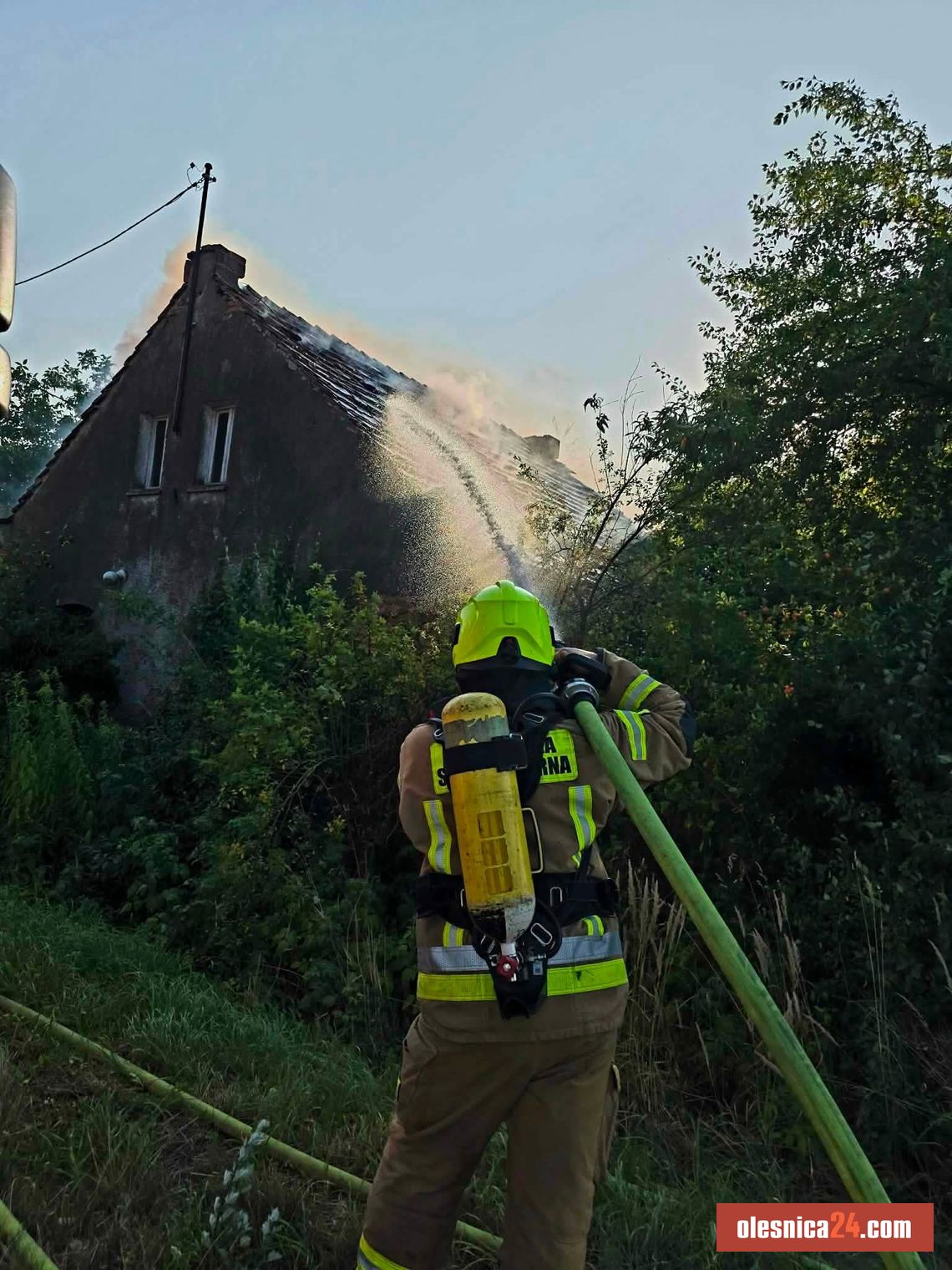 Pożar pustostanu w Bierutowie. Ogień objął całe poddasze budynku Pożar pustostanu w Bierutowie. Ogień objął całe poddasze budynku