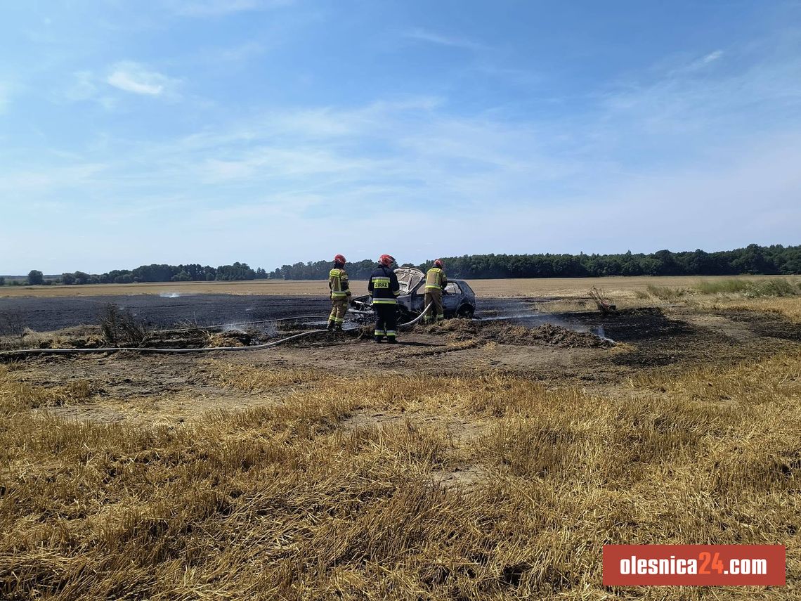 Pożar samochodu i ścierniska w Poniatowicach Pożar samochodu i ścierniska w Poniatowicach