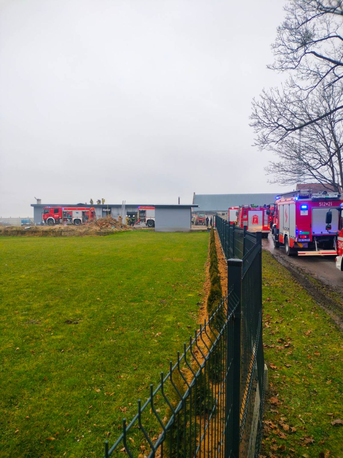 Pożar w budynku produkcyjnym. Jedna osoba ranna