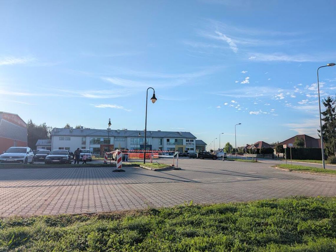 Prace na parkingu przy hali sportowej w Dobroszycach. Utrudnienia dla kierowców Prace na parkingu przy hali sportowej w Dobroszycach. Utrudnienia dla kierowców
