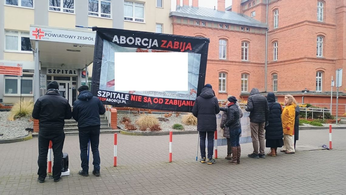 Praktykantka alarmuje: głośny różaniec i czarna trumna przed szpitalem. Pacjenci w stresie, zwłaszcza na porodówce