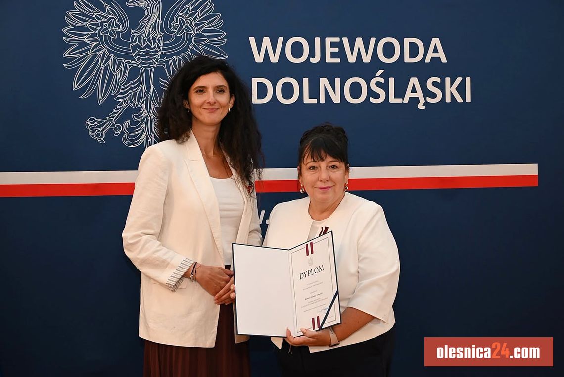 Prestiżowe wyróżnienie dla starosty oleśnickiej. Wioletta Efinowicz z odznaką za zasługi dla samorządu Prestiżowe wyróżnienie dla starosty oleśnickiej. Wioletta Efinowicz z odznaką za zasługi dla samorządu