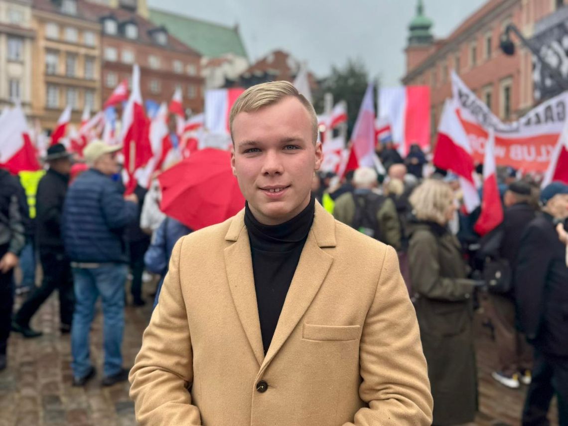 Manifestacja PiS w Warszawie. Jest tam radny z Oleśnicy