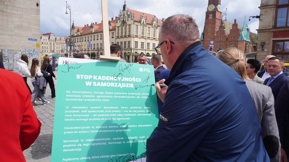 Protestują, bo chcą zniesienia dwukadencyjności