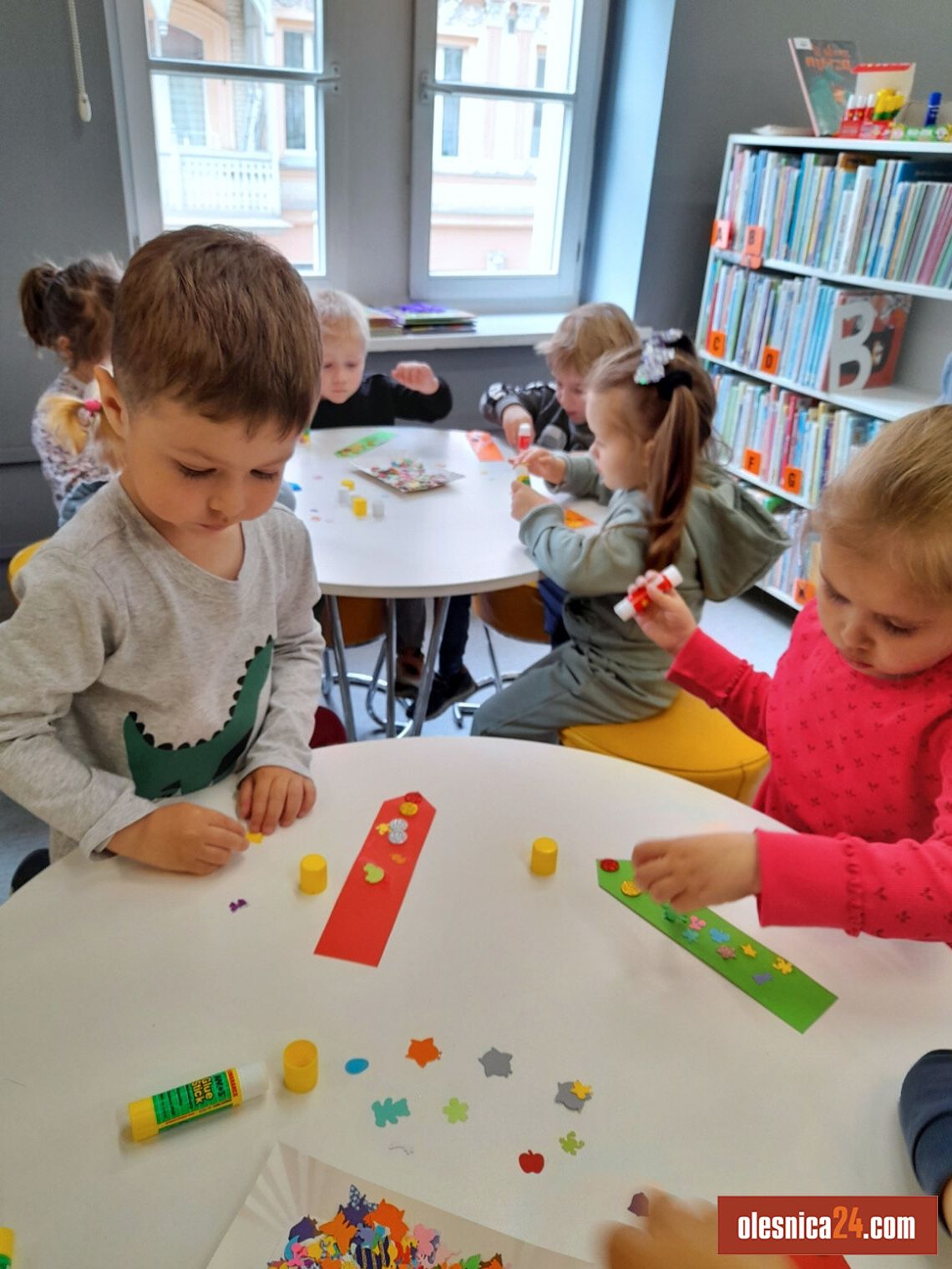 Przedszkolaki odkrywają bibliotekę w Oleśnicy