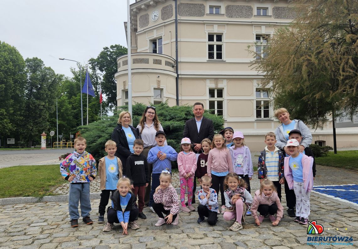 Przedszkolaki odkrywały tajemnice Bierutowa. Wyjątkowe spotkanie z burmistrzem z okazji jubileuszu miasta