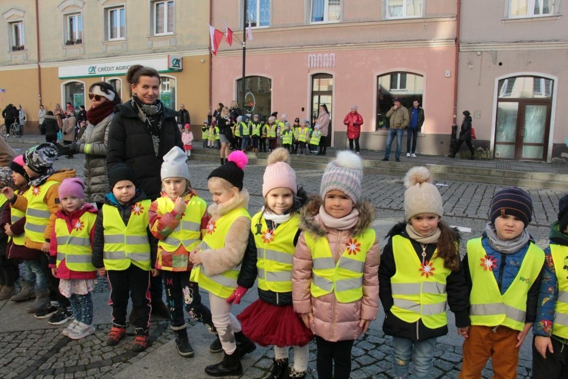 Przedszkolaki śpiewały hymn na Rynku w Oleśnicy