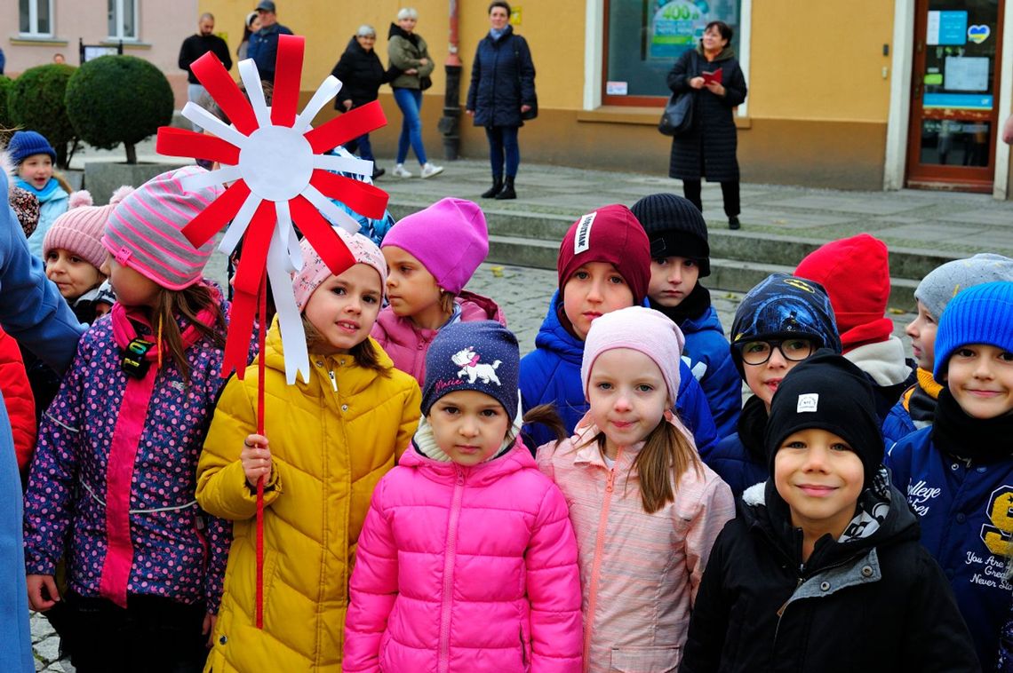 Przedszkolaki śpiewały hymn Polski na Rynku w Oleśnicy /WIDEO/