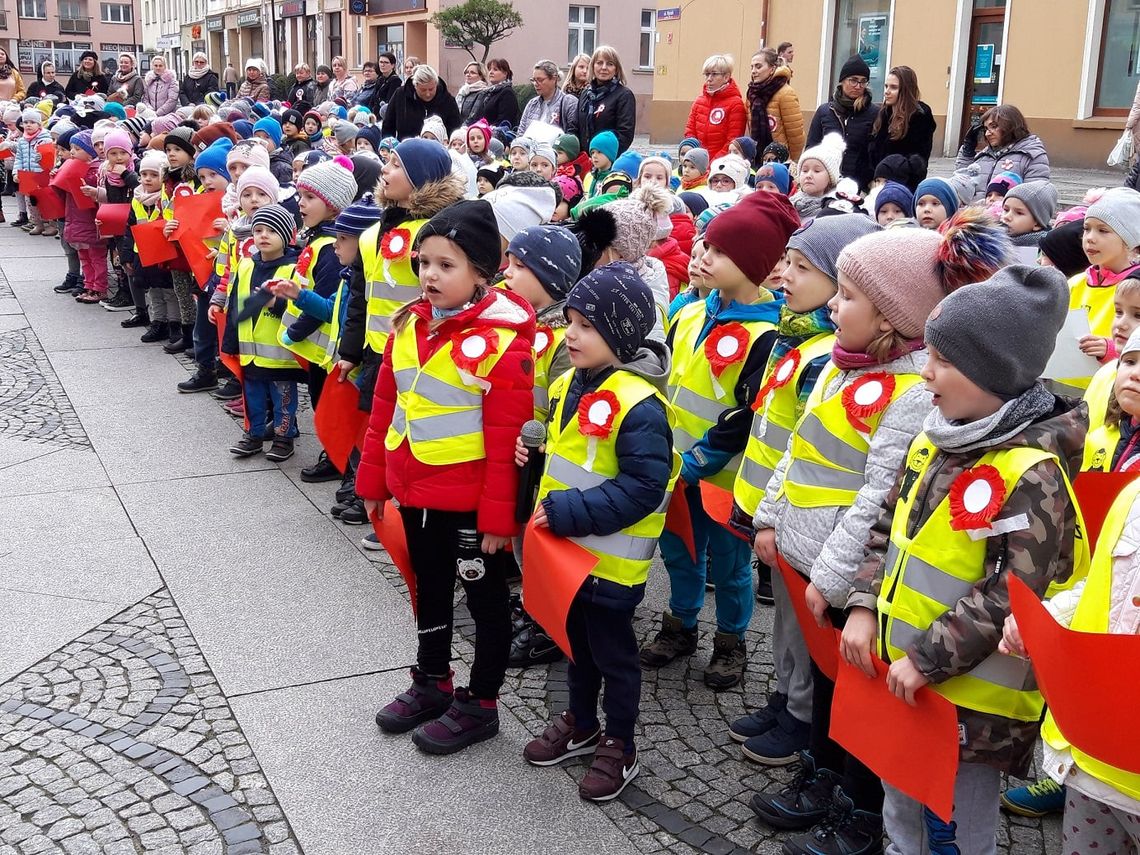 Przedszkolaki z Oleśnicy zaśpiewały w Rynku Mazurka Dąbrowskiego