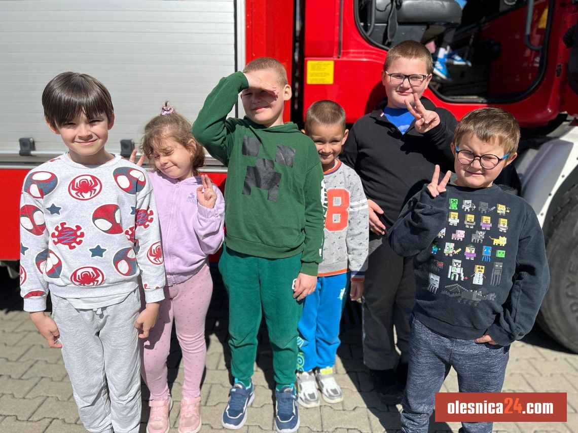 Przedszkolaki z wizytą w straży pożarnej w Oleśnicy Przedszkolaki z wizytą w straży pożarnej w Oleśnicy