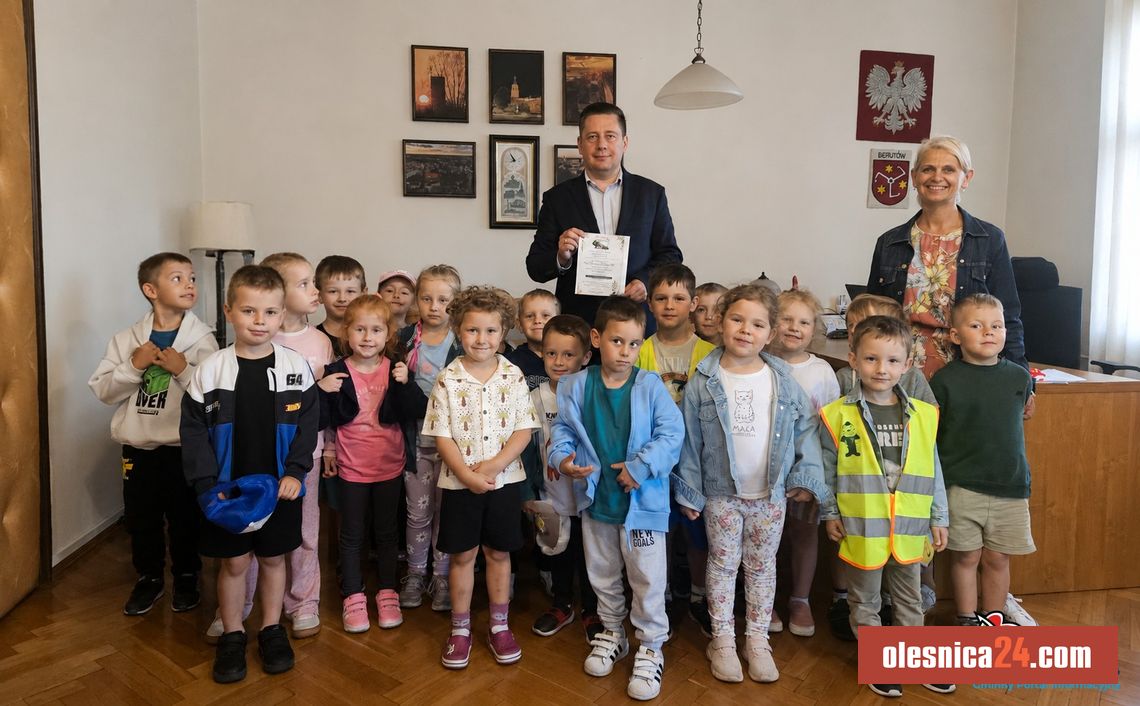 Przedszkolaki zaprosiły burmistrza na wyjątkowe wydarzenie. Powstanie Drzewo Pamięci Przedszkolaki zaprosiły burmistrza na wyjątkowe wydarzenie. Powstanie Drzewo Pamięci