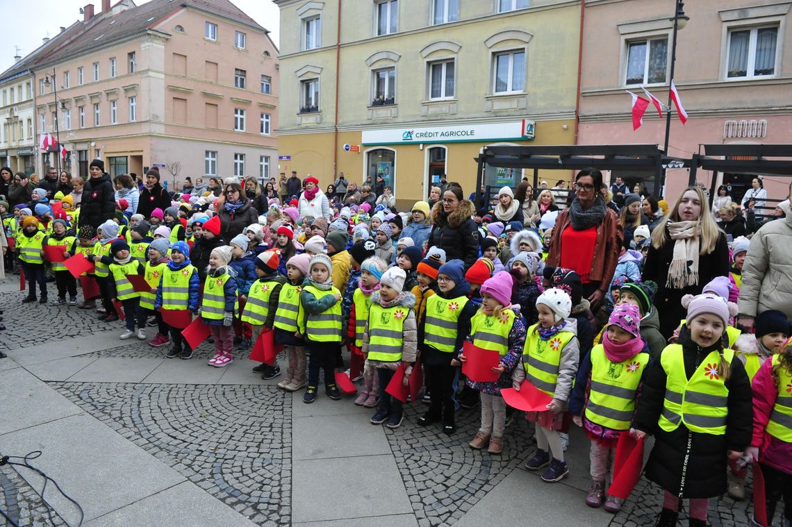 Przedszkolaki zaśpiewały hymn