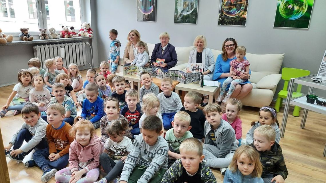 Przedszkolakom czytają wiceburmistrz Oleśnicy i dyrektorki
