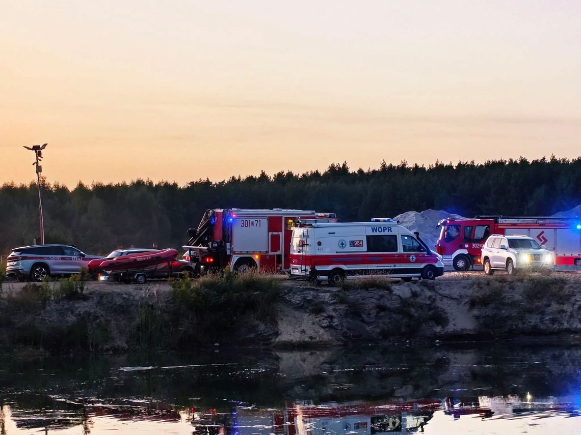Przerwano nocne poszukiwania w zbiorniku w Sątoku. Akcja ma być kontynuowana Przerwano nocne poszukiwania w zbiorniku w Sątoku. Akcja ma być kontynuowana