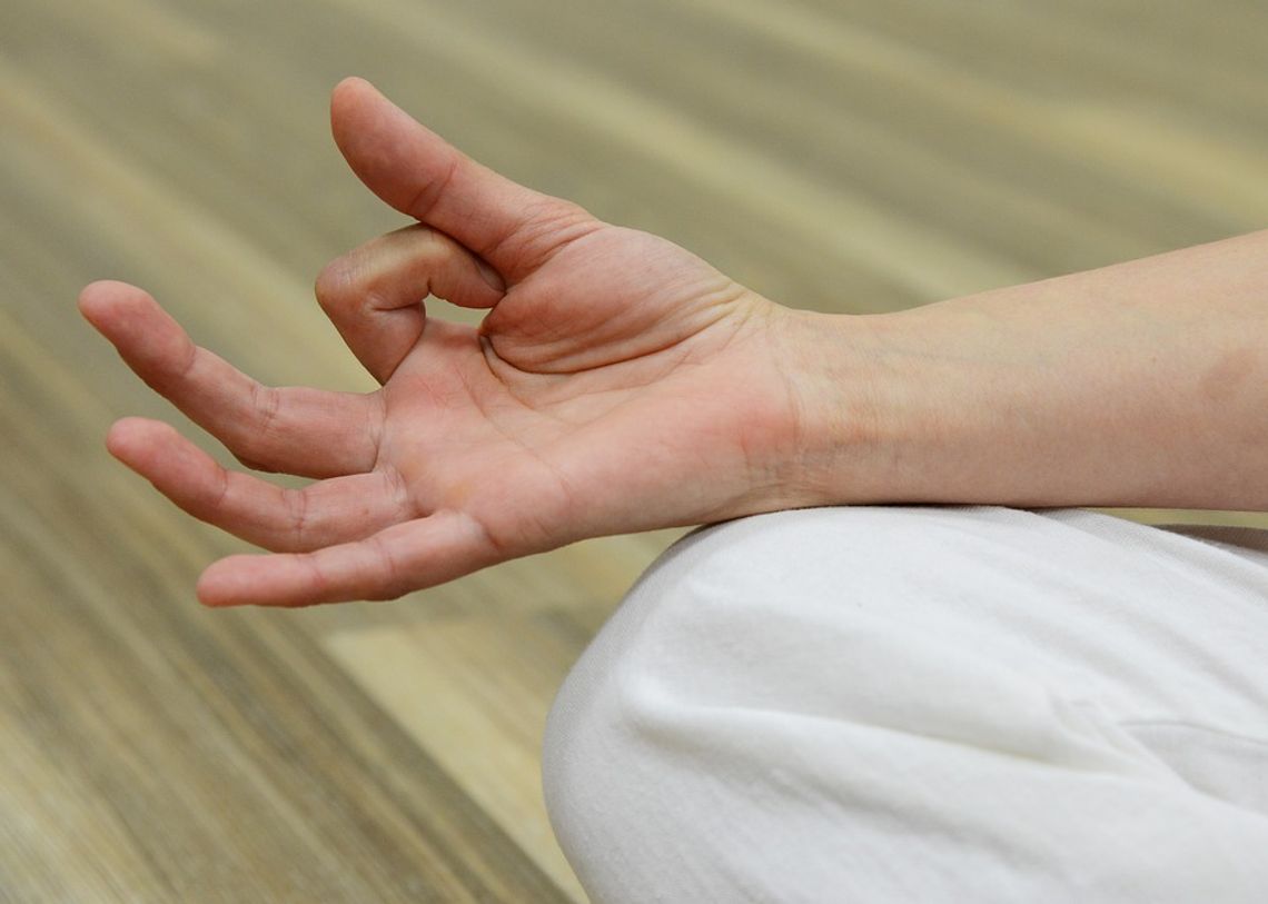 Przewlekły ból palca nie daje Ci spokoju? Poznaj najskuteczniejsze sposoby leczenia kontuzji dłoni