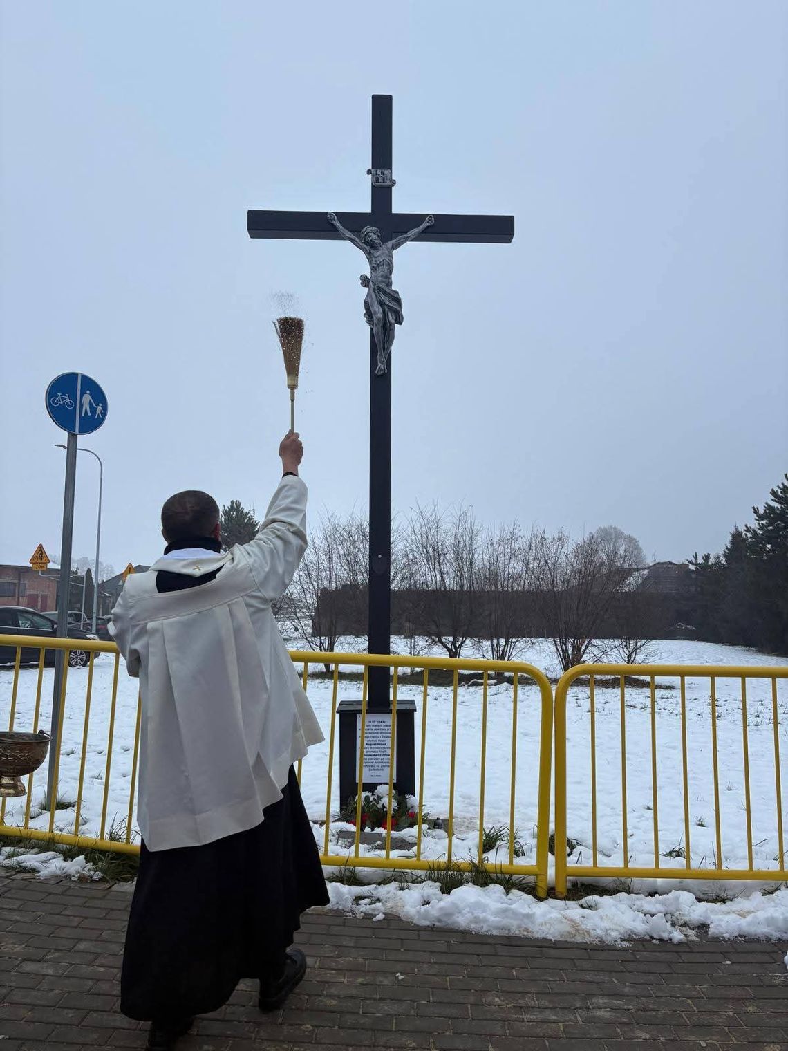 Przy rondzie stanął krzyż