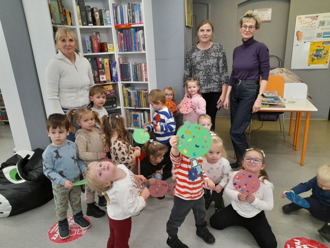 "Pszczółki" z Przedszkola Publicznego Zielone Ogrody w Bibliotece "Pod Sową" "Pszczółki" z Przedszkola Publicznego Zielone Ogrody w Bibliotece "Pod Sową"