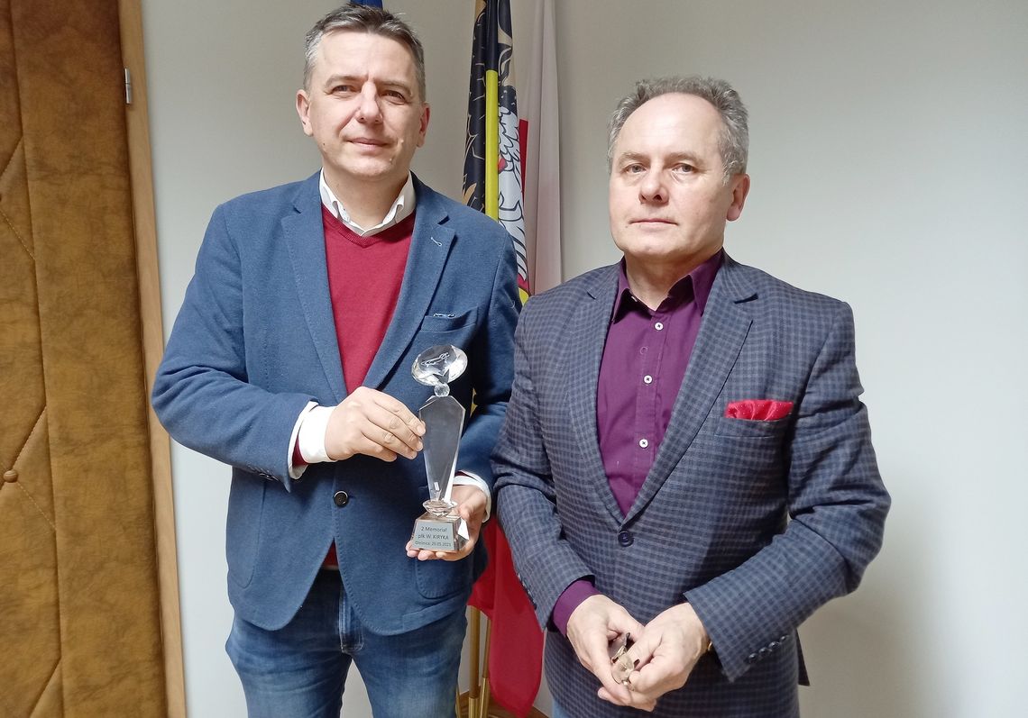 Puchar dla powiatu od prezesa DZLA