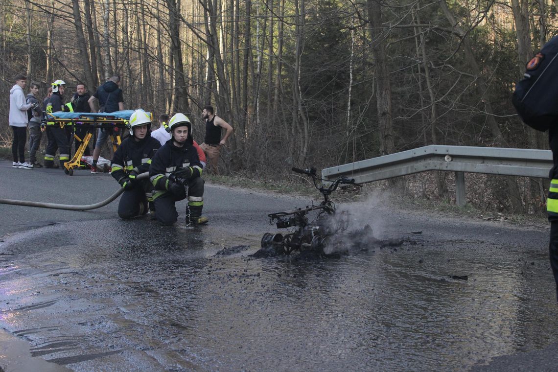 Quad uderzył w auto i stanął w płomieniach!