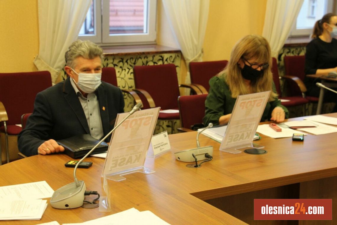 Radni Oleśnicy toczą walkę na tabliczki