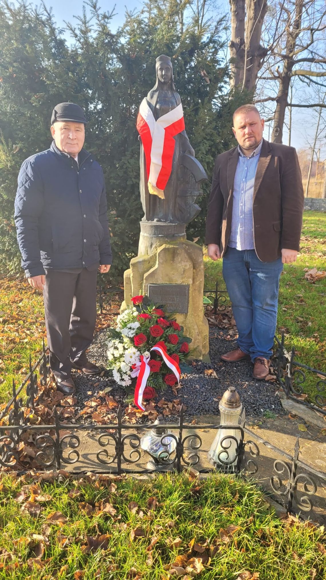 Radni złożyli kwiaty pod figurą Świętej Katarzyny w Oleśnicy Radni złożyli kwiaty pod figurą Świętej Katarzyny w Oleśnicy