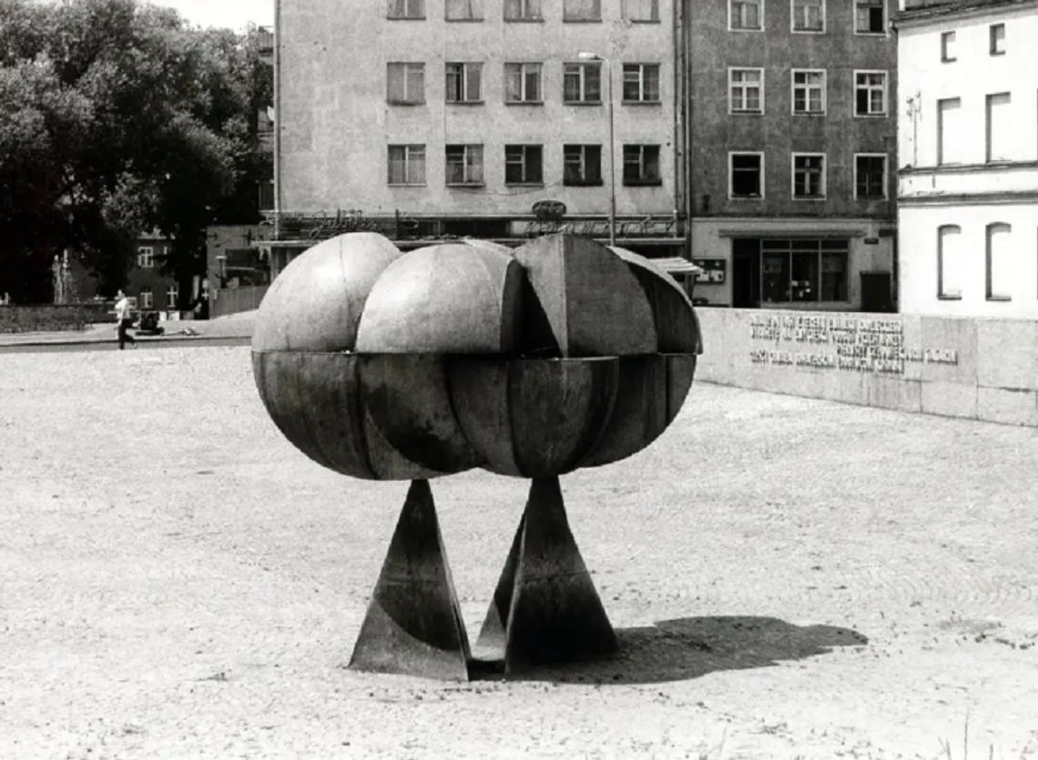 Radny chce przenieść pomnik Ery Kosmicznej!