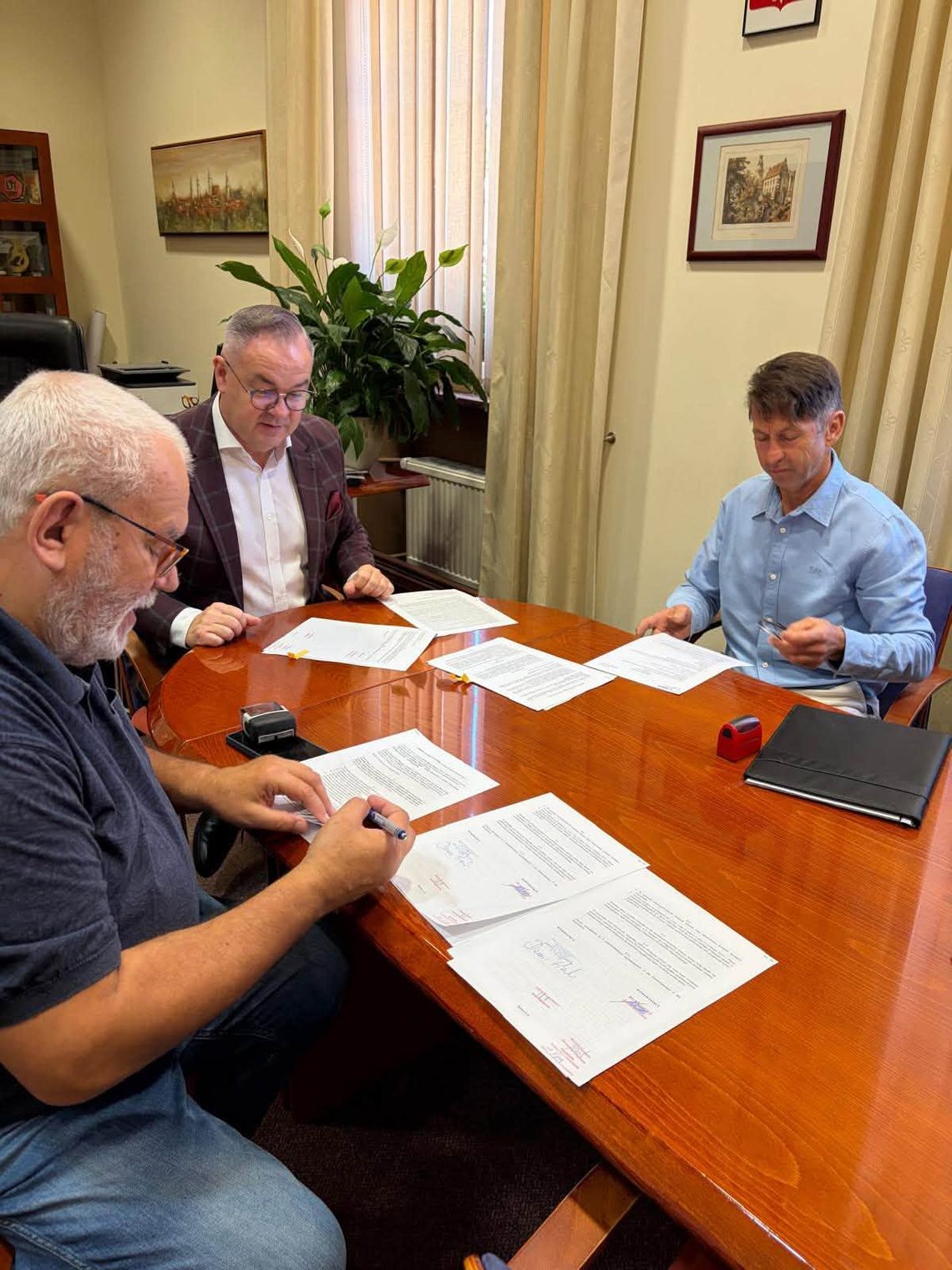 Ratusz przejdzie gruntowną modernizację. Podpisano umowy na przebudowę dolnych kondygnacji Ratusz przejdzie gruntowną modernizację. Podpisano umowy na przebudowę dolnych kondygnacji