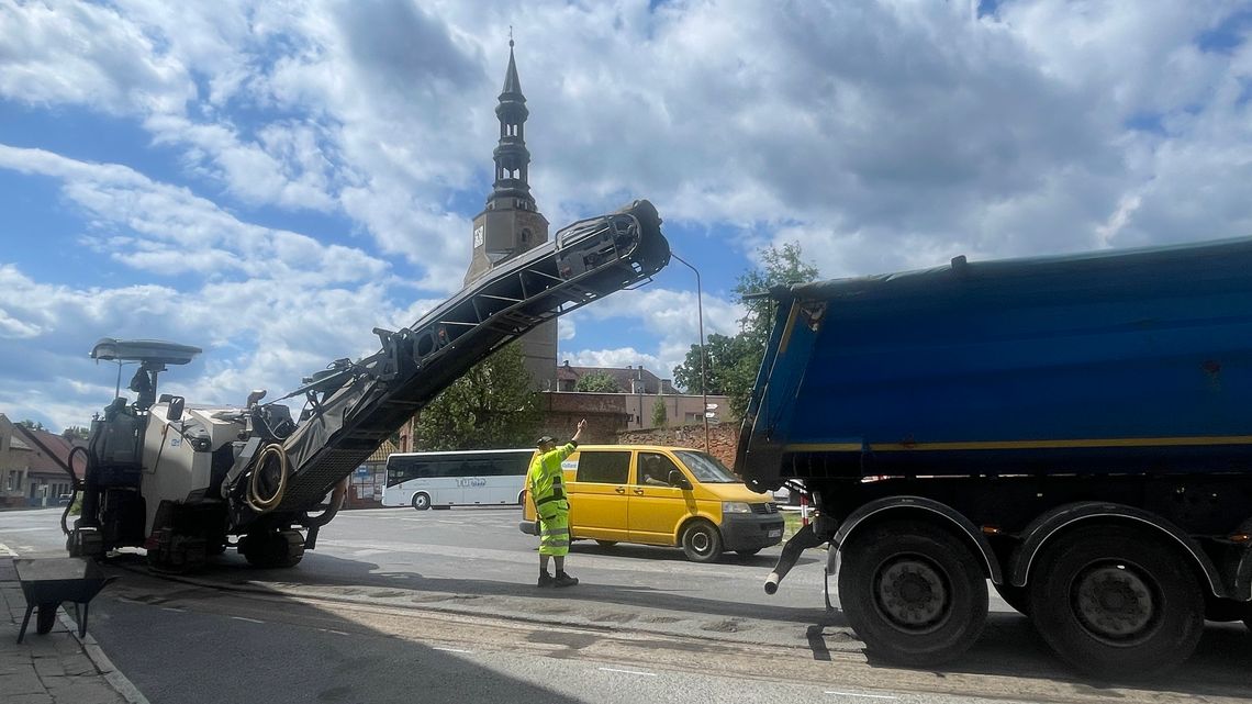 Remontują drogę w Bierutowie
