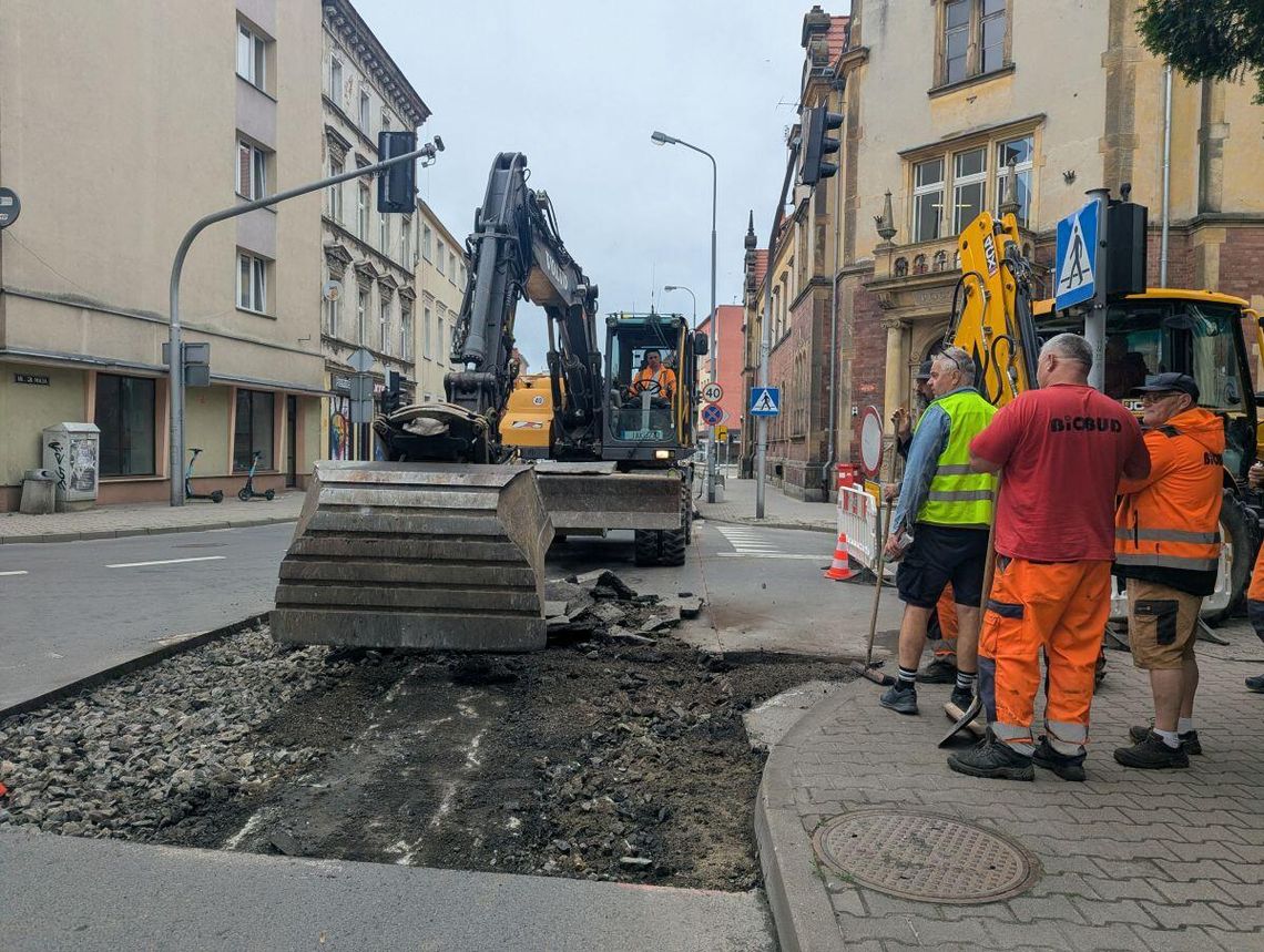 Remont nawierzchni na skrzyżowaniu ulic Wały Jagiellońskie i 3 Maja. Wprowadzono czasowe utrudnienia Remont nawierzchni na skrzyżowaniu ulic Wały Jagiellońskie i 3 Maja. Wprowadzono czasowe utrudnienia