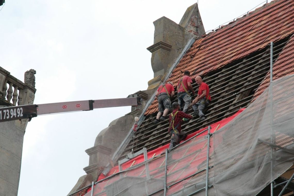Remontują dach pałacowej części oleśnickiego zamku