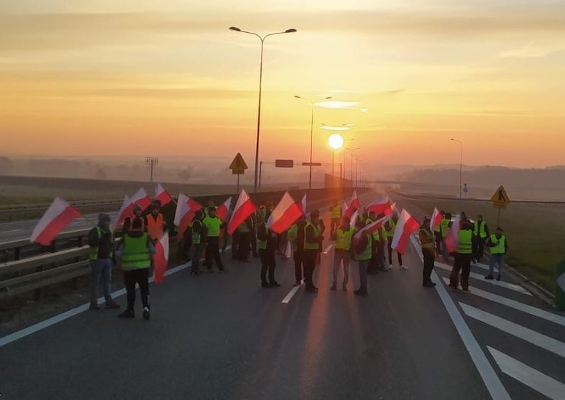 Rolnicy złagodzili protest. Gdzie blokują drogi? (ROLKA)