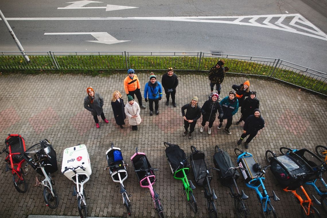 Rowerami przewieźli książki z Wrocławia do Oleśnicy