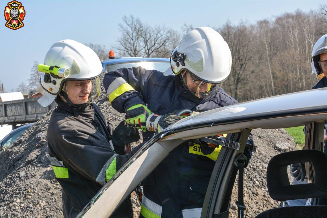 Rozcinali auto, ratowali kierowcę