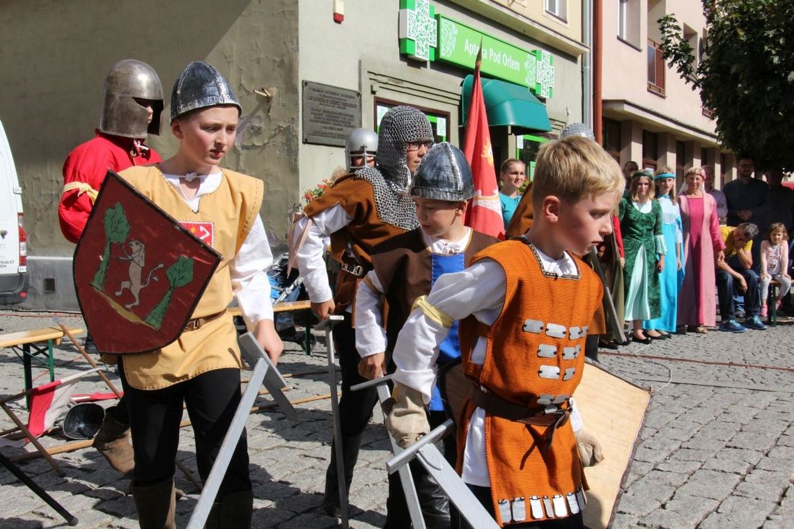 Rynek z damami i rycerzami