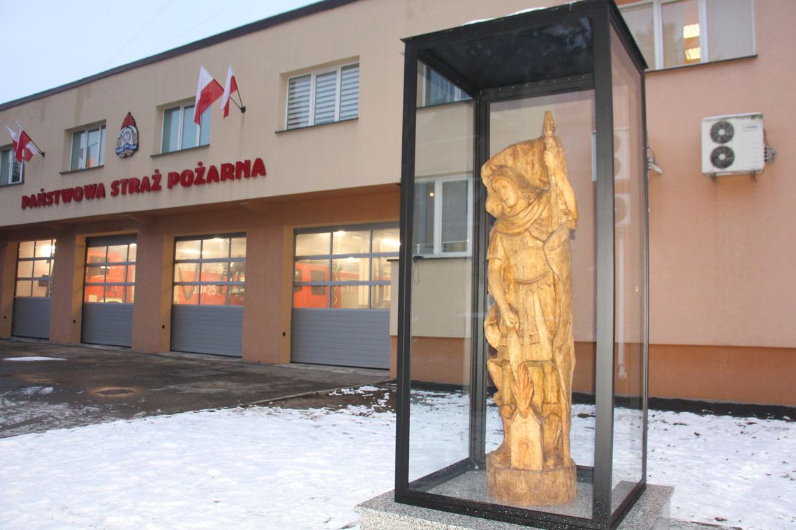 Rzeźba świętego Floriana stanęła przed komendą straży pożarnej w Oleśnicy