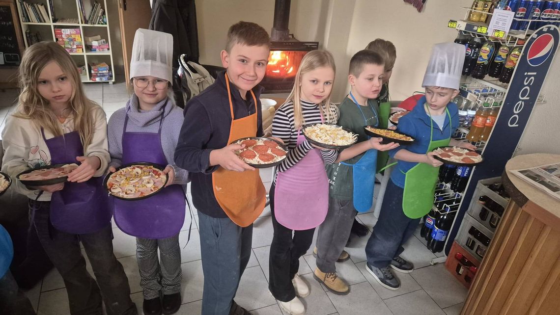 Sami przygotowali sobie pizzę