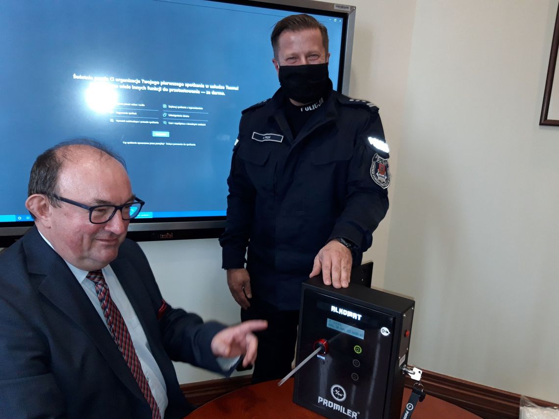 Sami sprawdzicie swoją trzeźwość - samoobsługowy alkomat dla policji od samorządu Oleśnicy