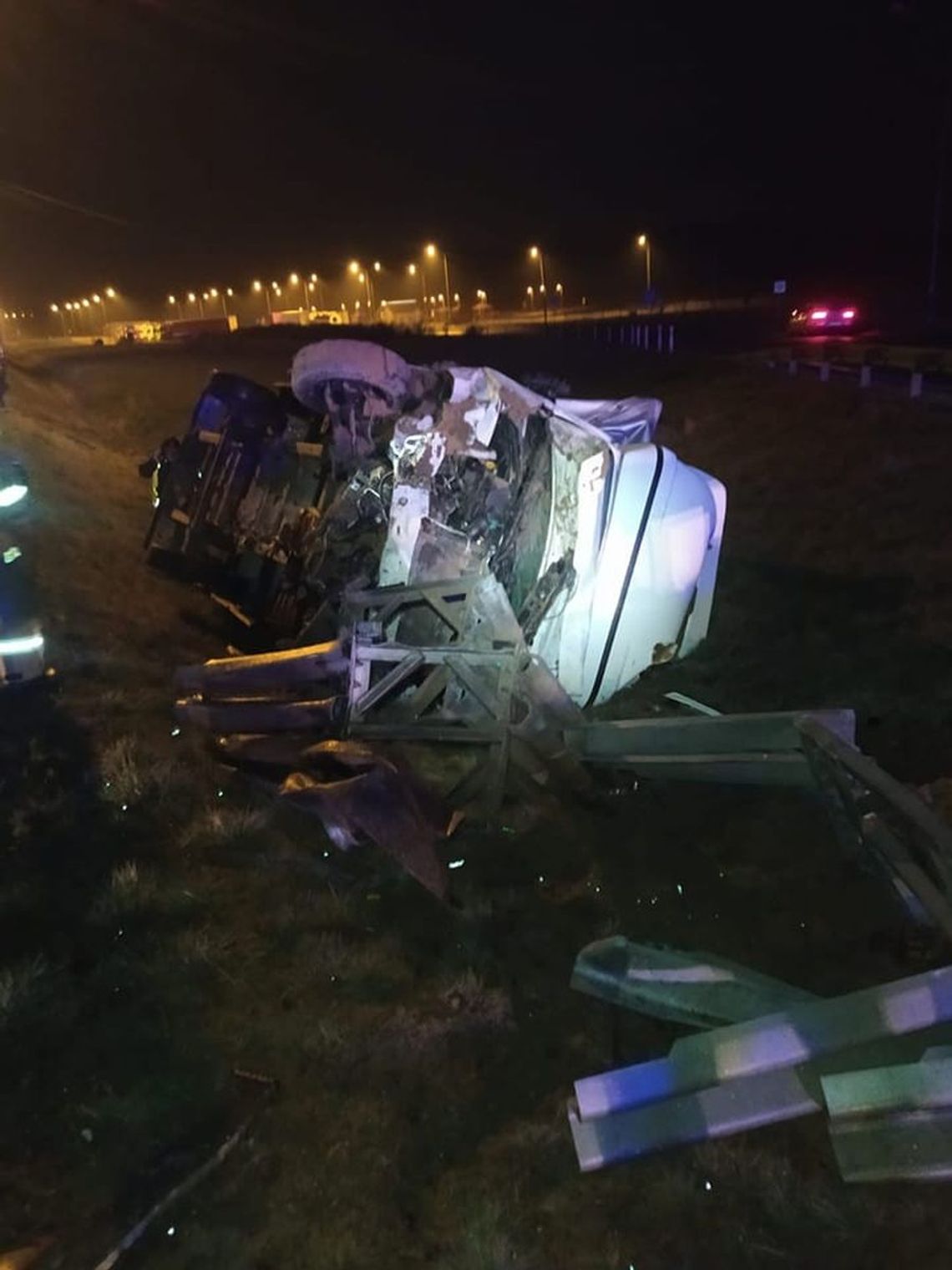 Samochód uderzył w barierki na S8