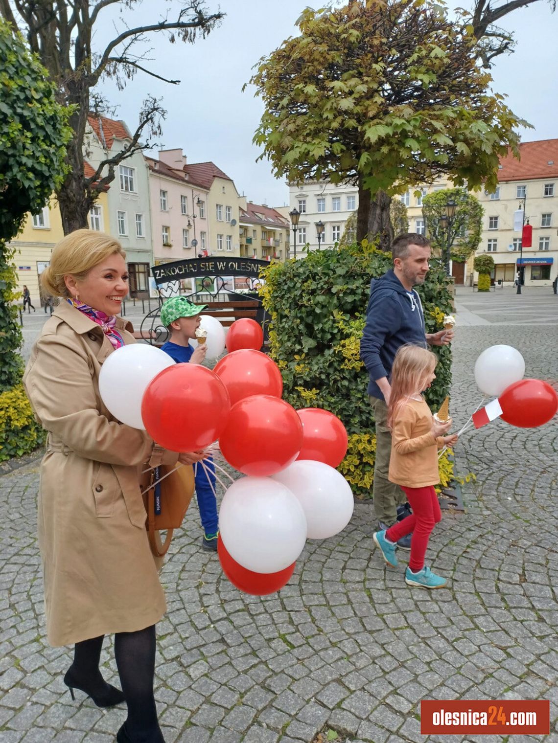 Samorządowcy rozdawali w Oleśnicy flagi i baloniki