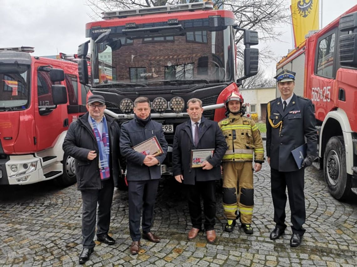 Samorządy wsparły zakup samochodu dla strażaków
