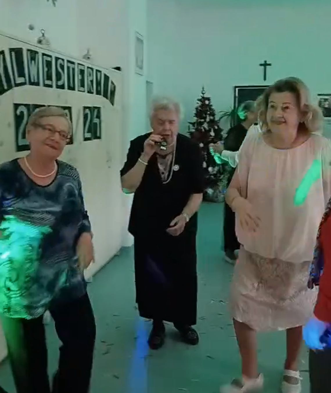 Seniorzy już rozpoczęli sylwestrowe szaleństwo! (WIDEO)