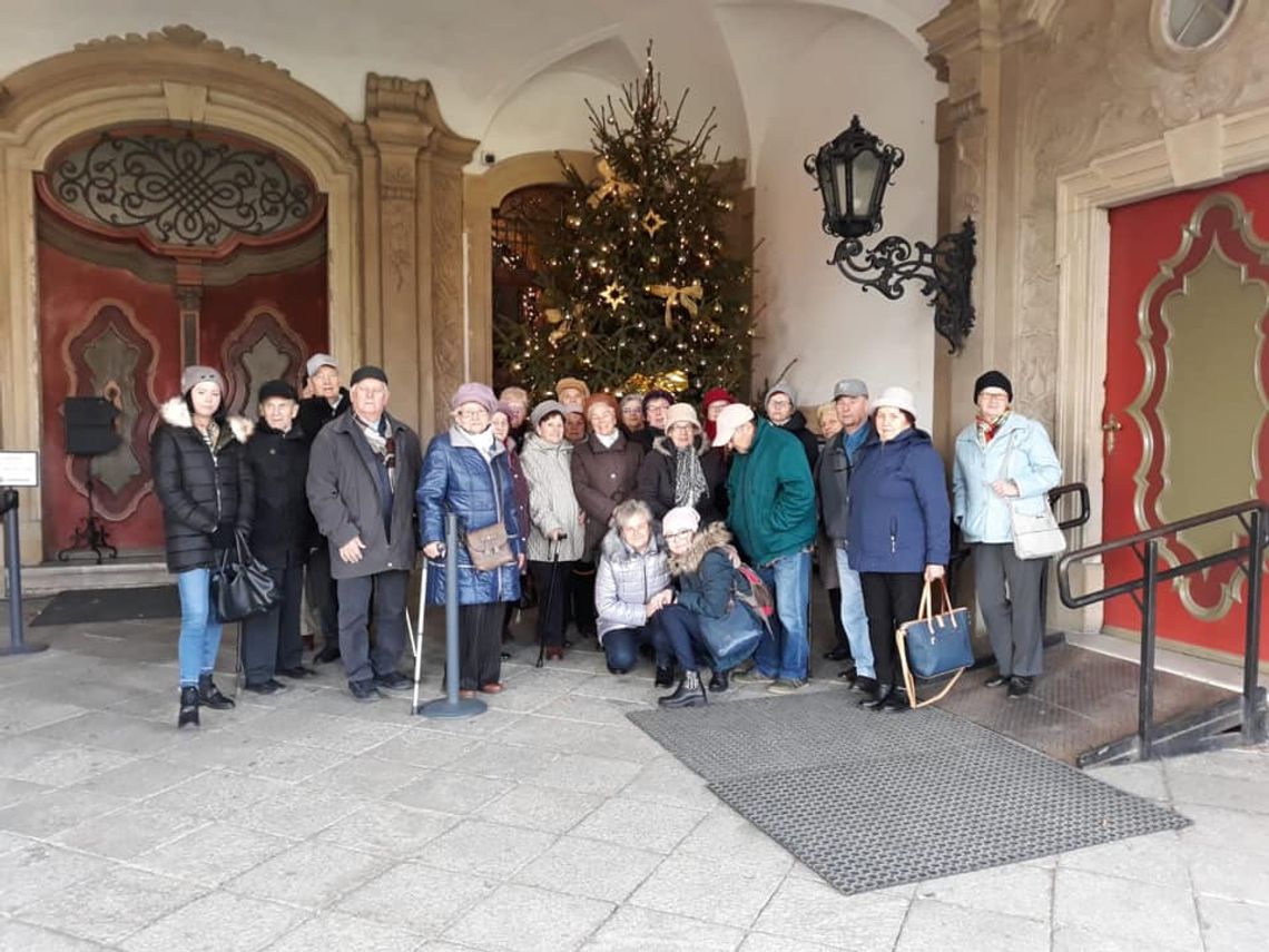 Seniorzy z Oleśnicy na zamku w Książu